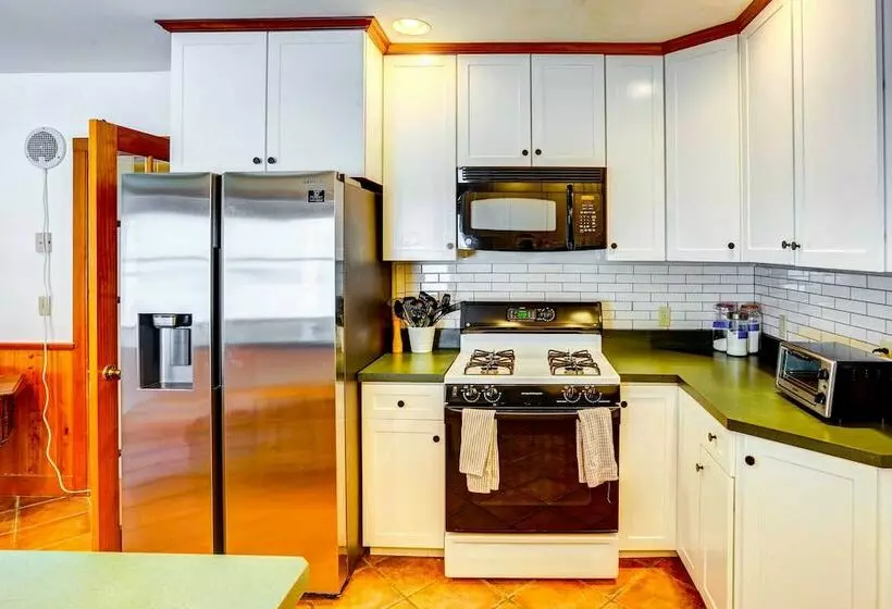 Petfriendly Canaan Home Near Queechy Lake!