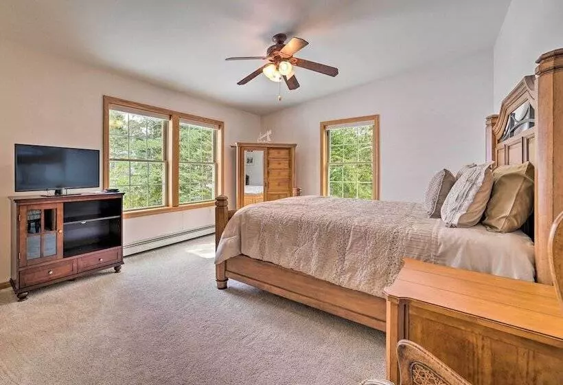 Spacious Lakefront Home W/ Sunroom & Bar!