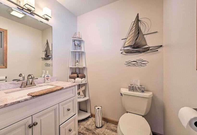 Spacious Lakefront Home W/ Sunroom & Bar!