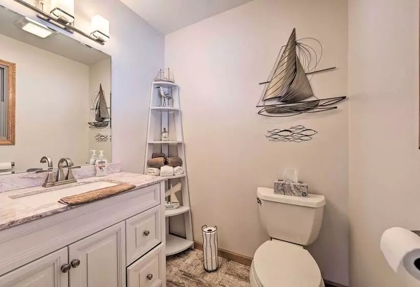 Spacious Lakefront Home W/ Sunroom & Bar!