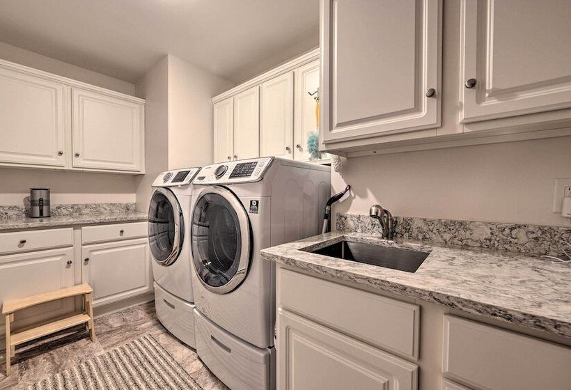 Spacious Lakefront Home W/ Sunroom & Bar!