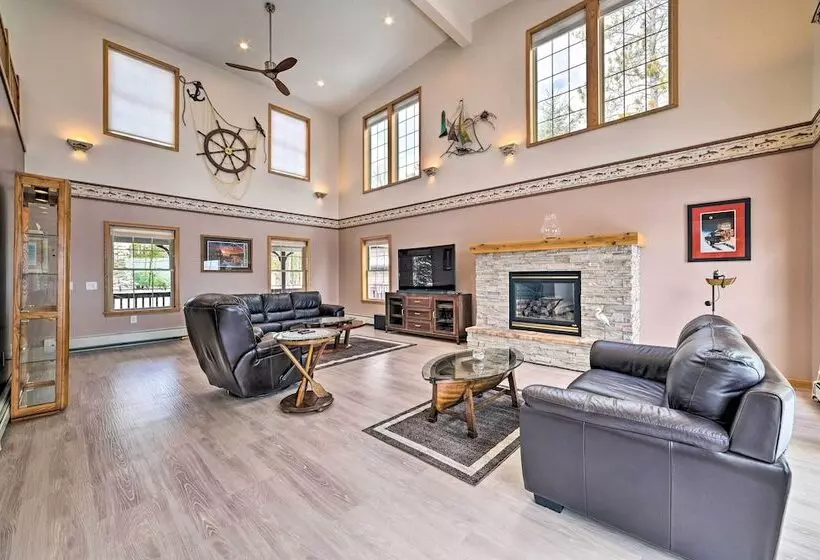 Spacious Lakefront Home W/ Sunroom & Bar!