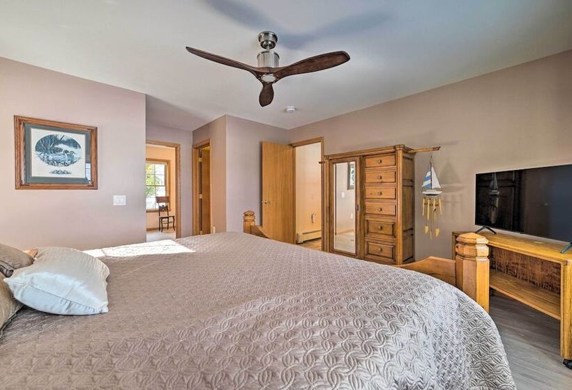 Spacious Lakefront Home W/ Sunroom & Bar!