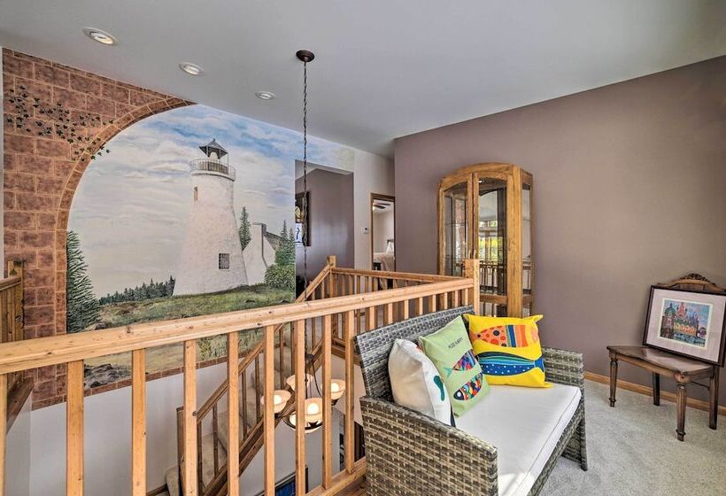 Spacious Lakefront Home W/ Sunroom & Bar!