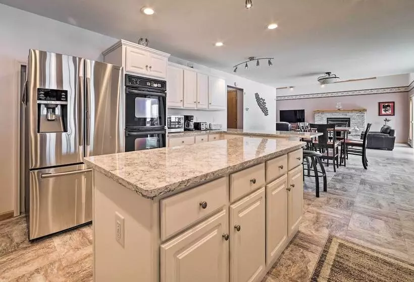 Spacious Lakefront Home W/ Sunroom & Bar!