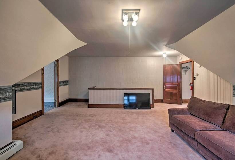 Spacious Reading Home W/ Patio   2 Miles To Pagoda