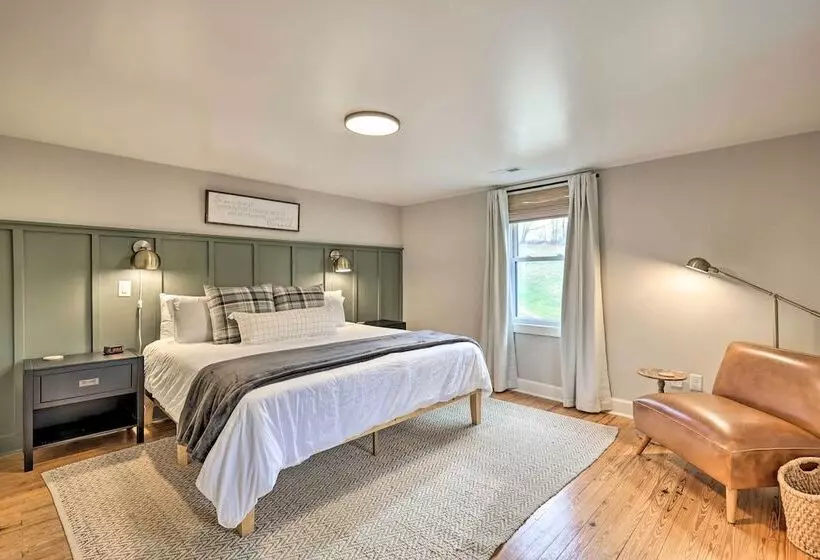 Stylish Vilas Hideaway: Hike, Ski & Explore!