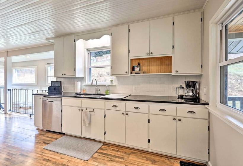 Stylish Vilas Hideaway: Hike, Ski & Explore!