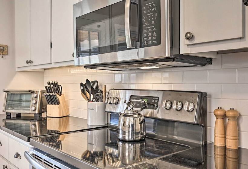 Stylish Vilas Hideaway: Hike, Ski & Explore!