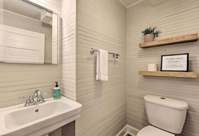 Stylish Vilas Hideaway: Hike, Ski & Explore!