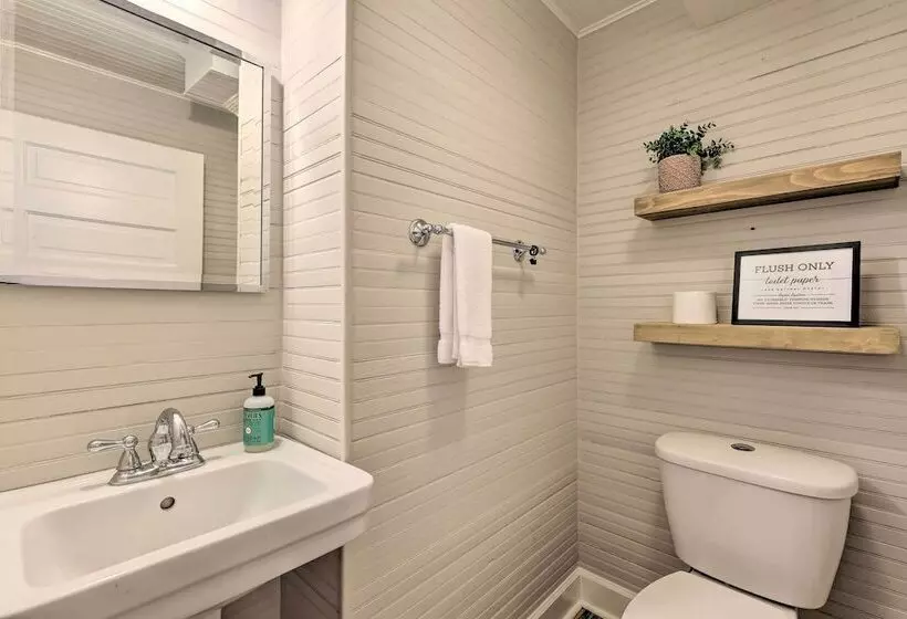 Stylish Vilas Hideaway: Hike, Ski & Explore!