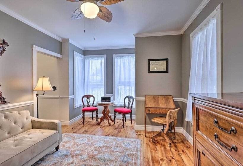 Walkable Sodus Point Retreat < 1 Mi To Lake