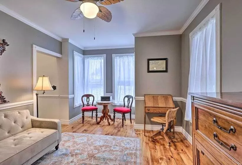 Walkable Sodus Point Retreat < 1 Mi To Lake