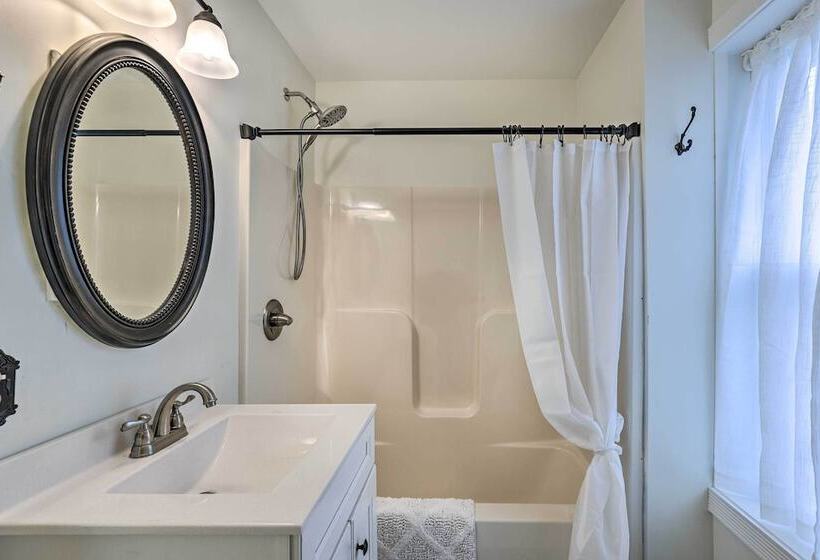 Walkable Sodus Point Retreat < 1 Mi To Lake