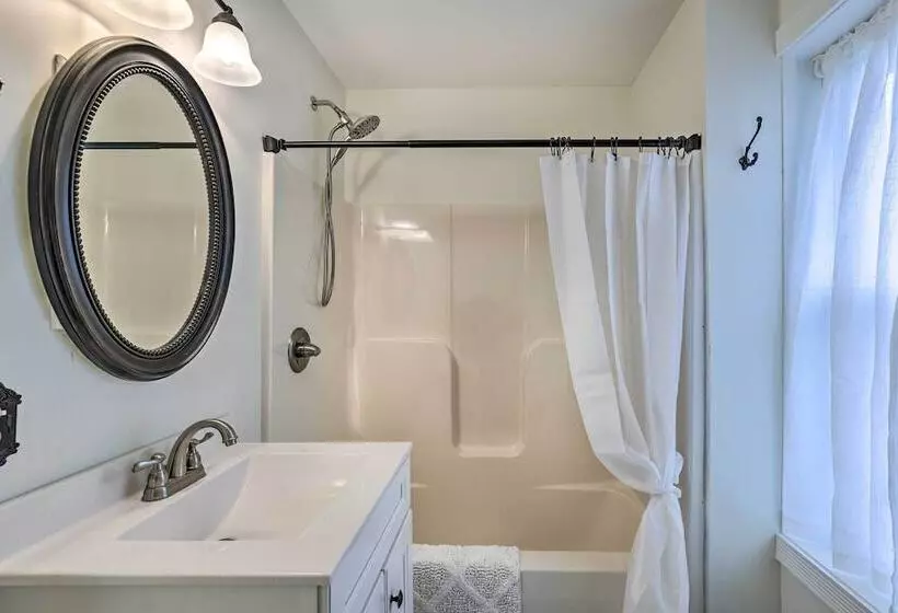 Walkable Sodus Point Retreat < 1 Mi To Lake