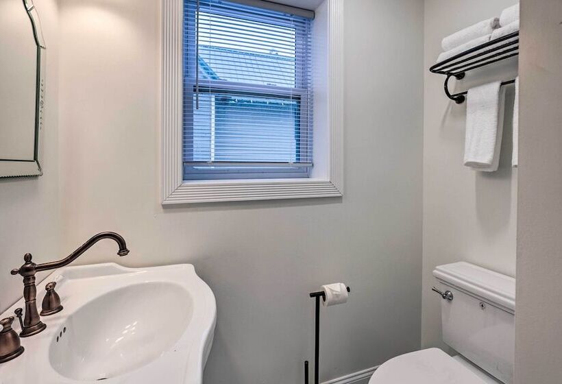 Walkable Sodus Point Retreat < 1 Mi To Lake