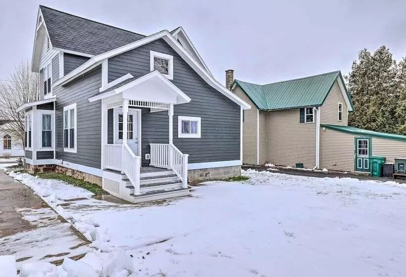 Walkable Sodus Point Retreat < 1 Mi To Lake