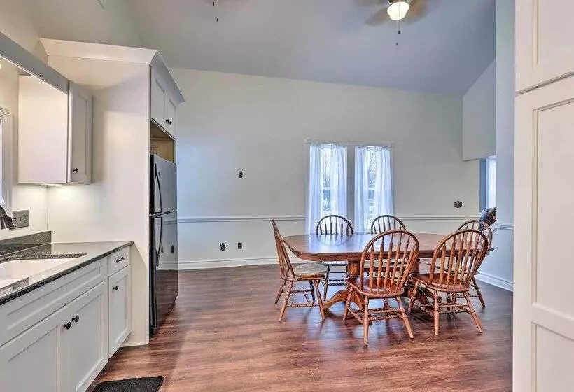 Walkable Sodus Point Retreat < 1 Mi To Lake