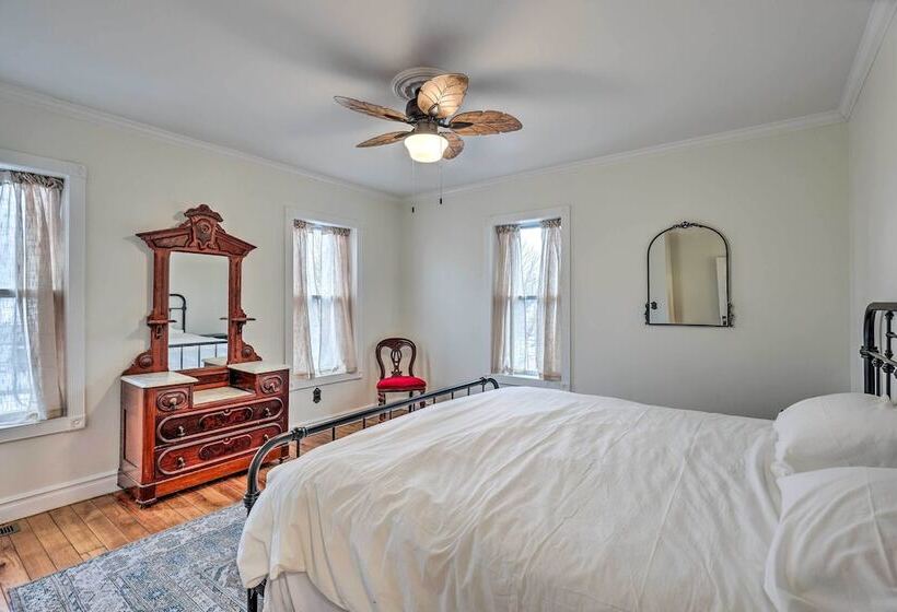 Walkable Sodus Point Retreat < 1 Mi To Lake