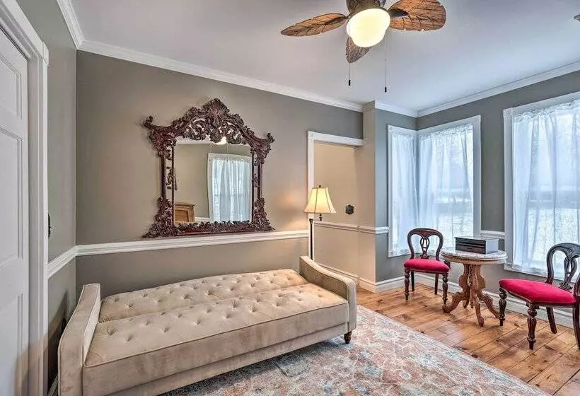 Walkable Sodus Point Retreat < 1 Mi To Lake