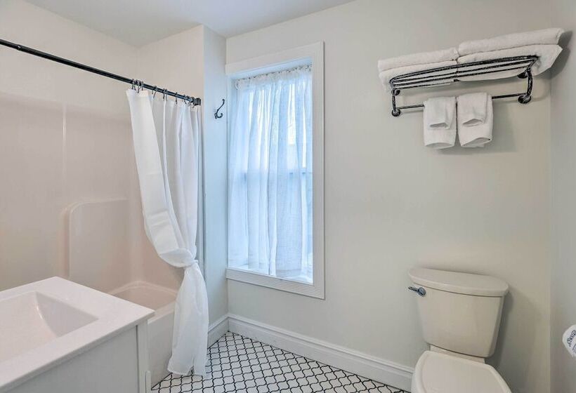 Walkable Sodus Point Retreat < 1 Mi To Lake