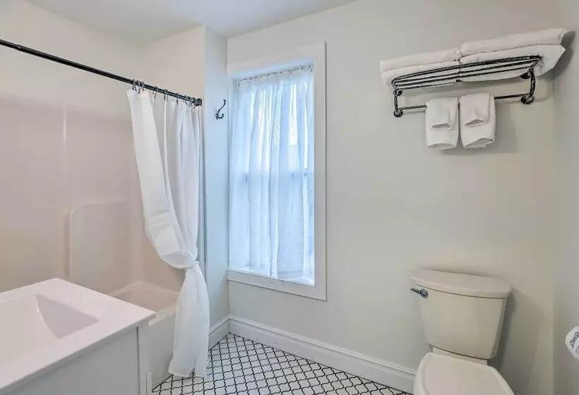 Walkable Sodus Point Retreat < 1 Mi To Lake