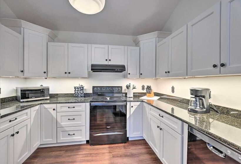 Walkable Sodus Point Retreat < 1 Mi To Lake