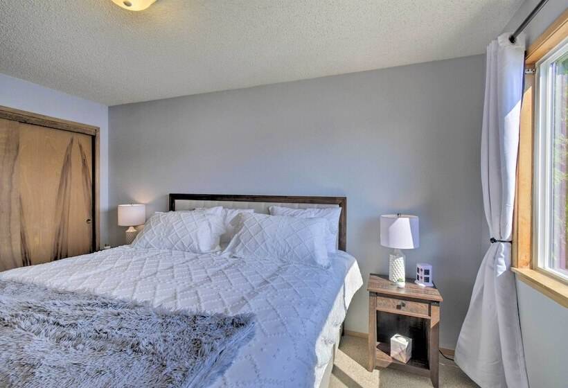 Waterfront Gig Harbor Home W/ Furnished Deck