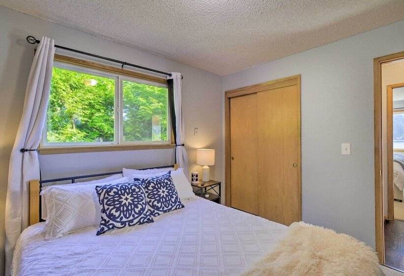 Waterfront Gig Harbor Home W/ Furnished Deck