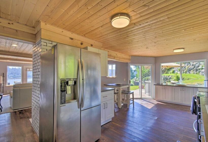 Waterfront Gig Harbor Home W/ Furnished Deck
