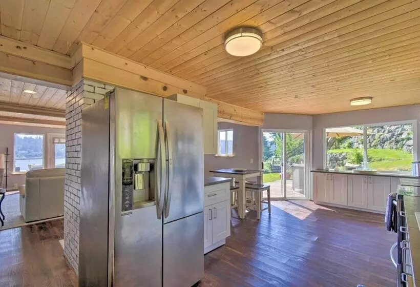 Waterfront Gig Harbor Home W/ Furnished Deck