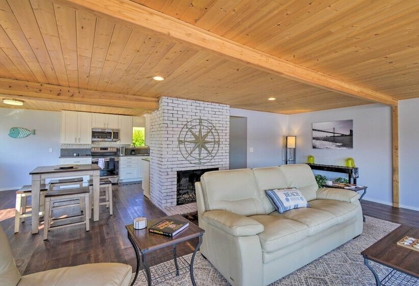 Waterfront Gig Harbor Home W/ Furnished Deck