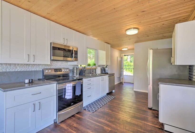 Waterfront Gig Harbor Home W/ Furnished Deck