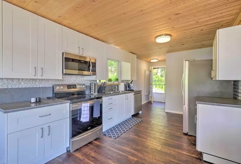 Waterfront Gig Harbor Home W/ Furnished Deck