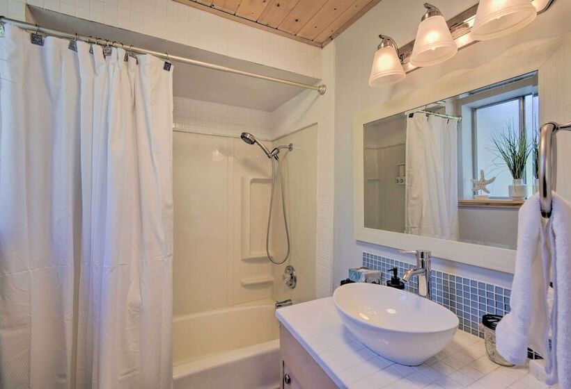 Waterfront Gig Harbor Home W/ Furnished Deck