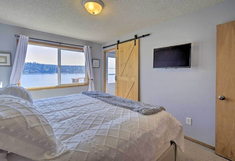 Waterfront Gig Harbor Home W/ Furnished Deck