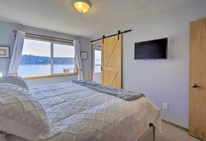 Waterfront Gig Harbor Home W/ Furnished Deck