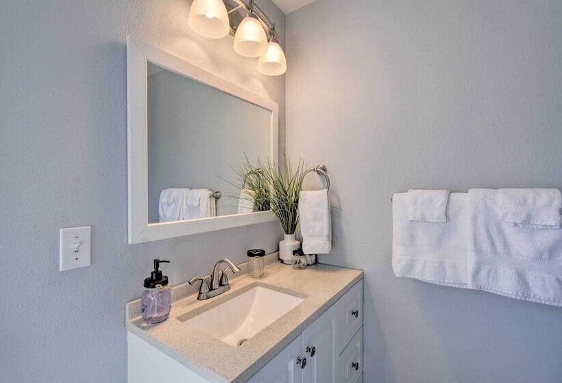 Waterfront Gig Harbor Home W/ Furnished Deck