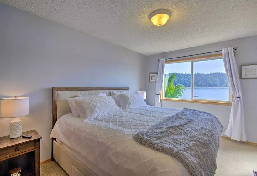 Waterfront Gig Harbor Home W/ Furnished Deck