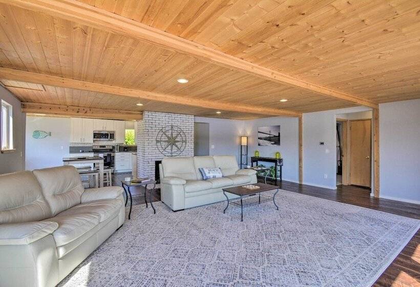 Waterfront Gig Harbor Home W/ Furnished Deck