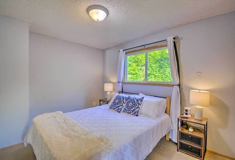 Waterfront Gig Harbor Home W/ Furnished Deck