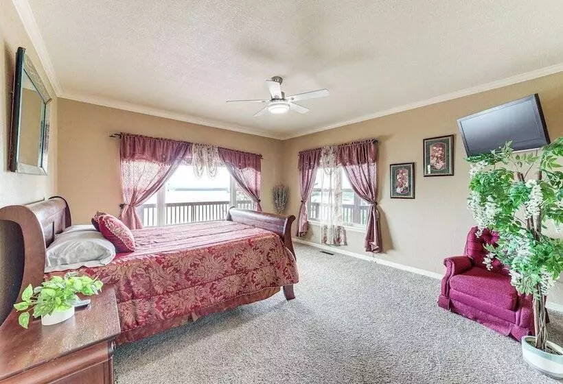 Waterfront Lake Eufaula Home: Multi Level Balcony