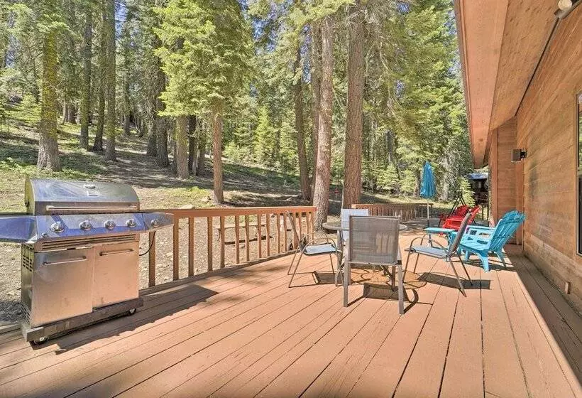 Truckee Cabin W/ Wraparound Deck & Pool Access