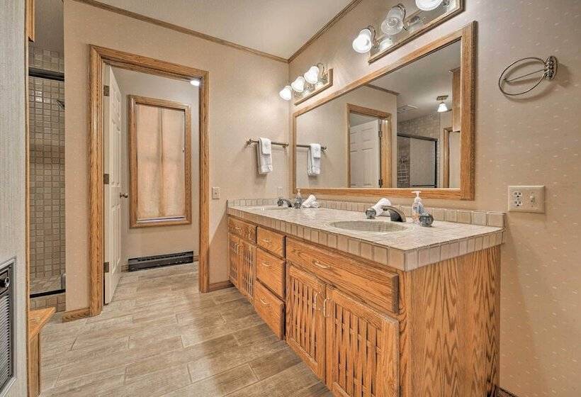 Truckee Cabin W/ Wraparound Deck & Pool Access