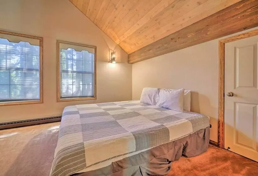 Truckee Cabin W/ Wraparound Deck & Pool Access