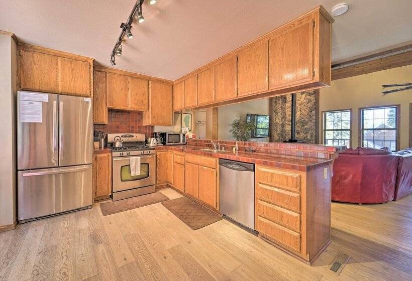 Truckee Cabin W/ Wraparound Deck & Pool Access