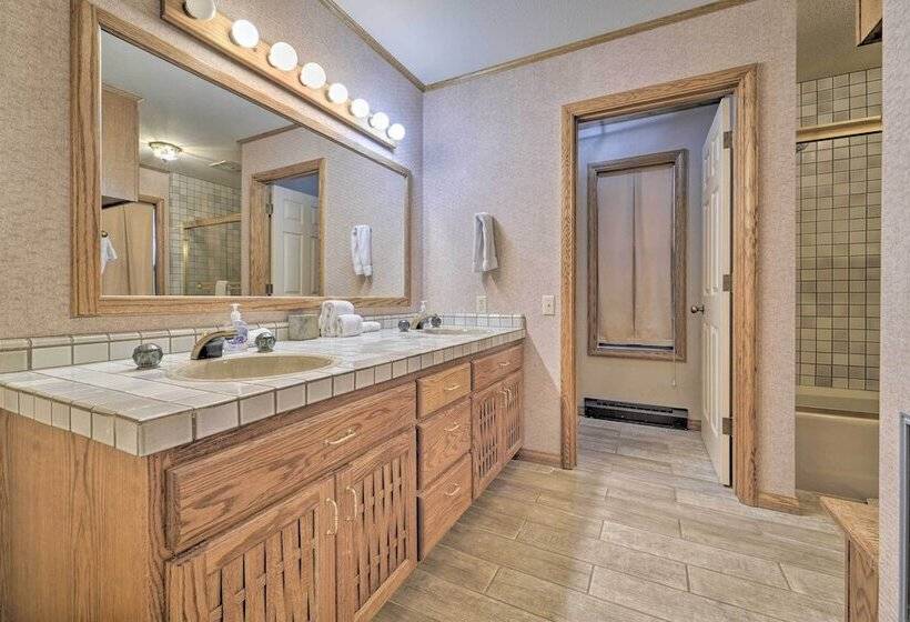 Truckee Cabin W/ Wraparound Deck & Pool Access