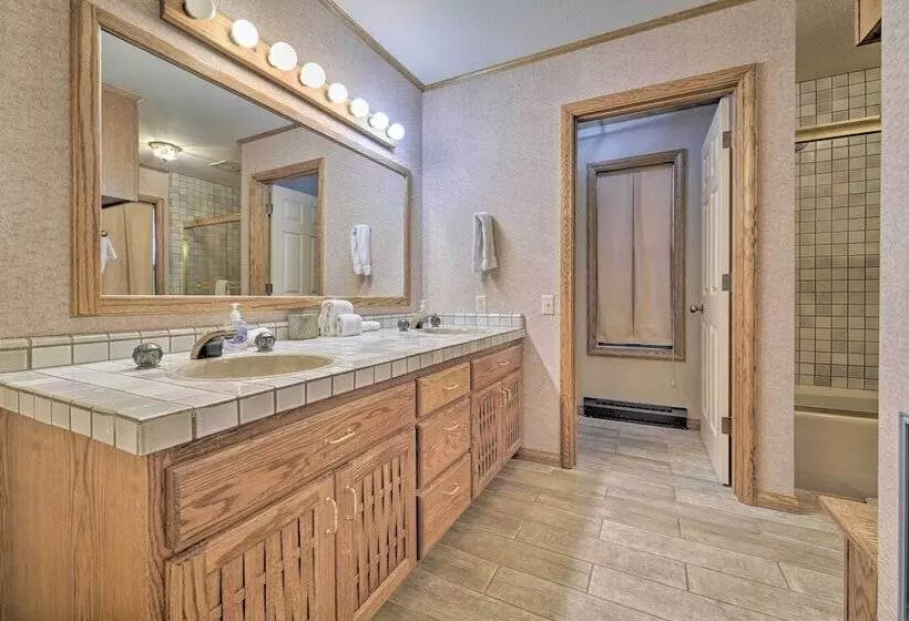 Truckee Cabin W/ Wraparound Deck & Pool Access