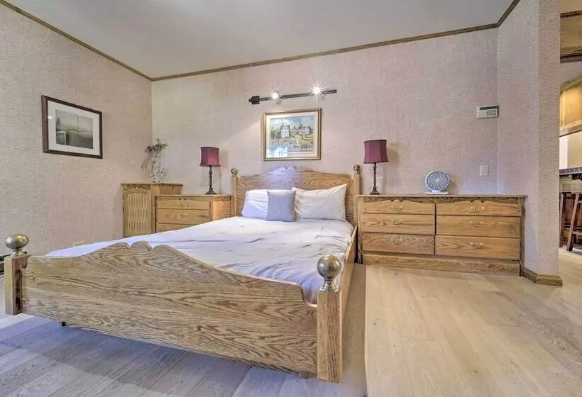 Truckee Cabin W/ Wraparound Deck & Pool Access