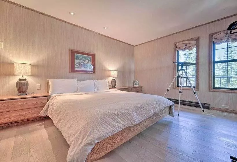 Truckee Cabin W/ Wraparound Deck & Pool Access